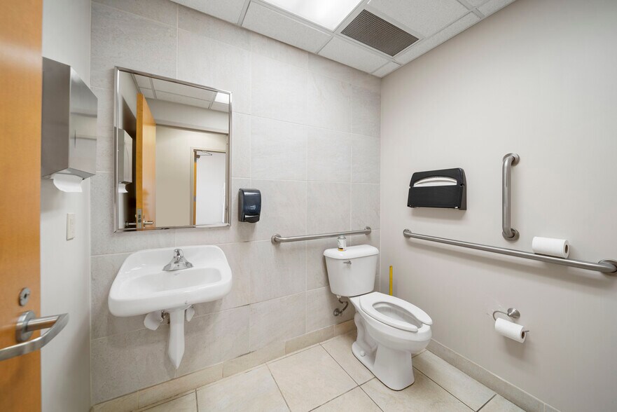 More Photos Of 7447 Riverside Pky, Tulsa Bank For Lease