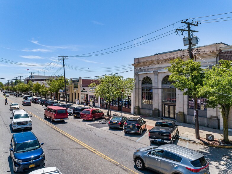 More Photos Of 147 S Wellwood Ave, Lindenhurst Restaurant For Lease