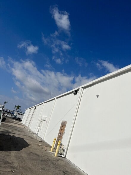 More Photos Of 2201 S Hathaway St, Santa Ana Warehouse For Lease