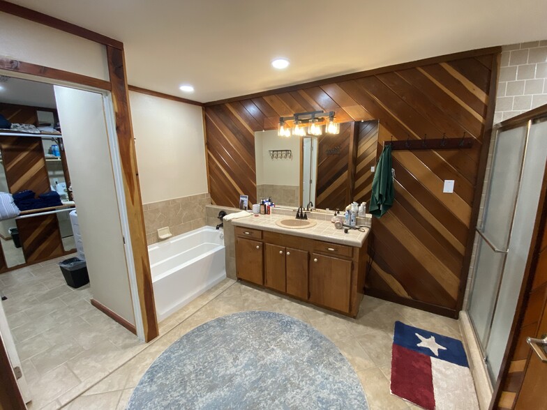 More Photos Of 117 San Augustine St, Center Office Residential For Sale