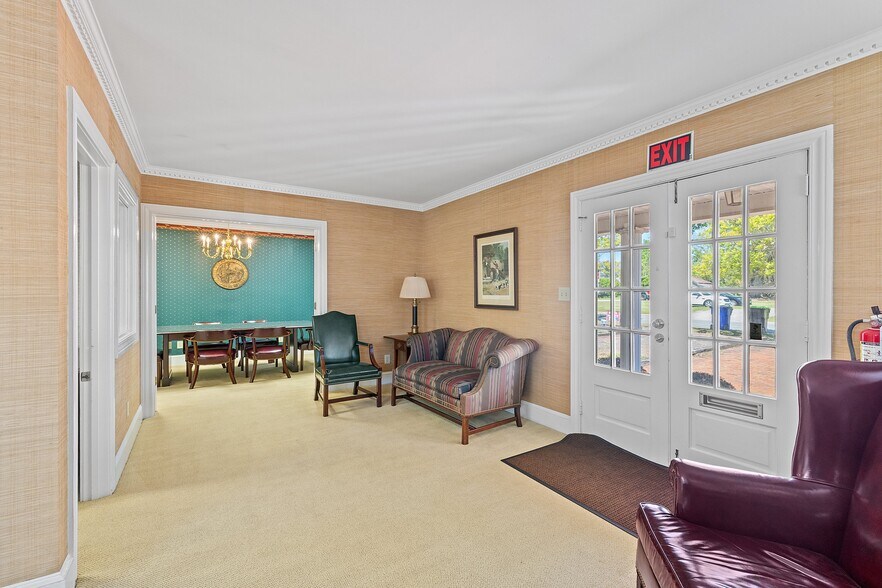 More Photos Of 210-212 E Church St, Smithfield Office For Lease