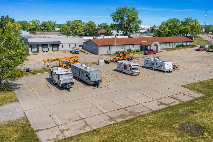 More Photos Of 1017 E 7th St N, Newton Office For Sale