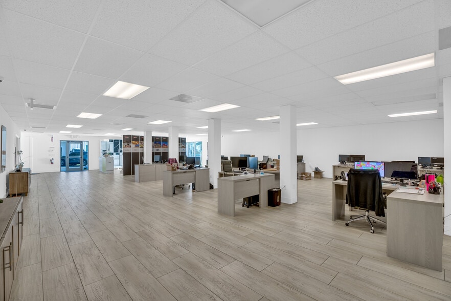 More Photos Of 673 US Highway 1, Vero Beach Showroom For Lease
