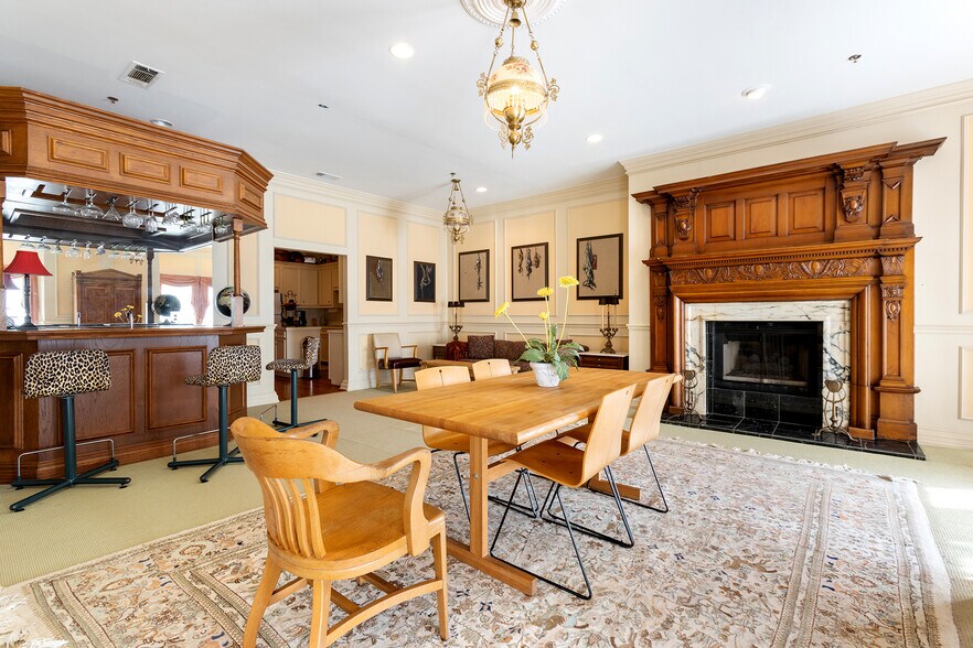 More Photos Of 4819 Broadway St, Addison Office Residential For Lease