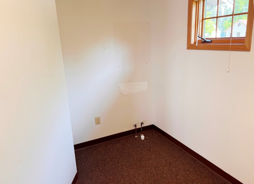 More Photos Of 9 Birch St NE, Remer Medical For Sale