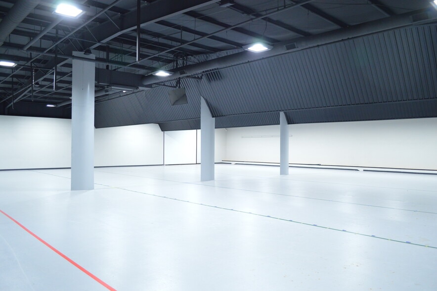 More Photos Of 8317 Gateway Ter, Oklahoma City Showroom For Sale