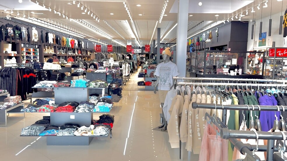 More Photos Of 1538 Old Country Rd, Plainview Showroom For Lease