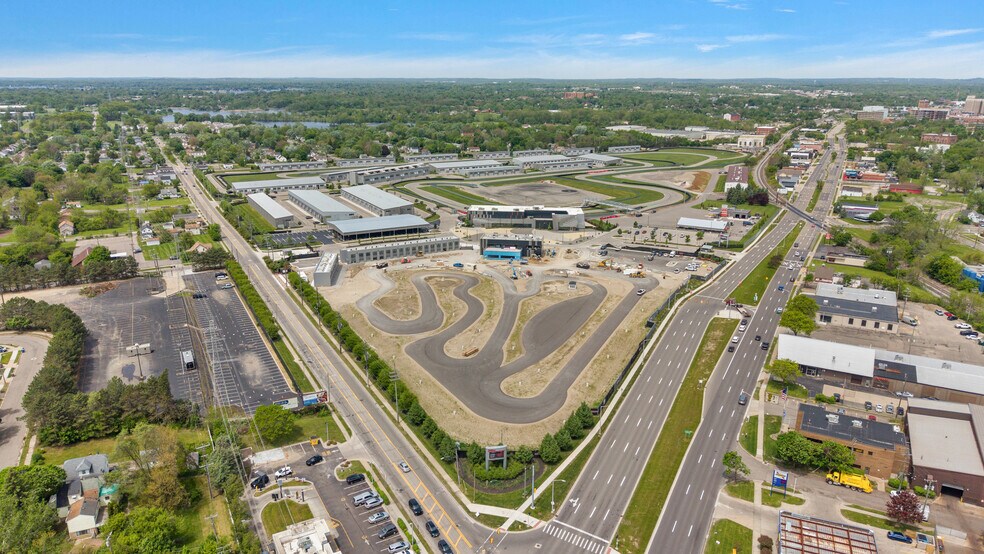 More Photos Of 148 Pit Ln, Pontiac Parking Garage For Sale