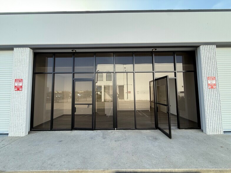 More Photos Of 7020 Hayvenhurst Ave, Van Nuys Showroom For Lease