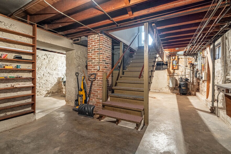 More Photos Of 430 W Stephenson St, Freeport Office For Sale