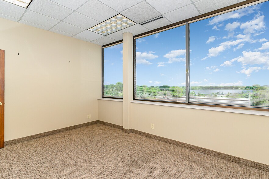 More Photos Of 941 Hillwind Rd NE, Minneapolis Medical For Lease