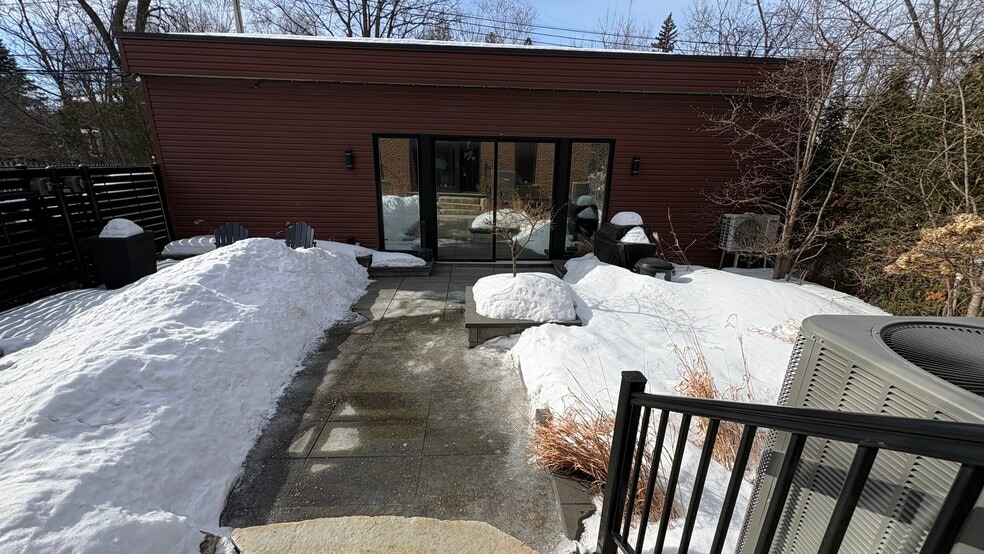More Photos Of 510-512 Décarie Boul, Saint-Laurent Loft Creative Space For Sale