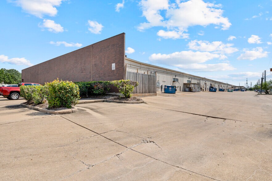 More Photos Of 2525 W Bellfort St, Houston Research And Development For Lease