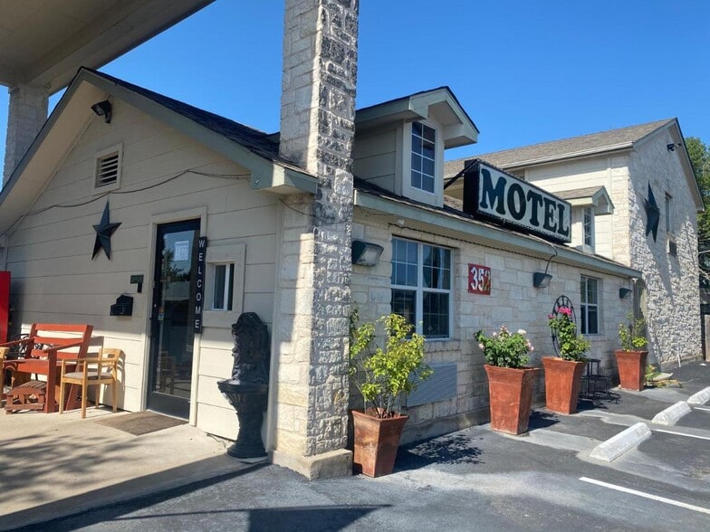 More Photos Of 352 E Vaughan St, Bertram Hotel For Sale
