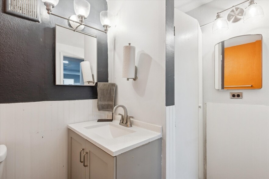 More Photos Of 1050 S Quitman St, Denver Showroom For Sale