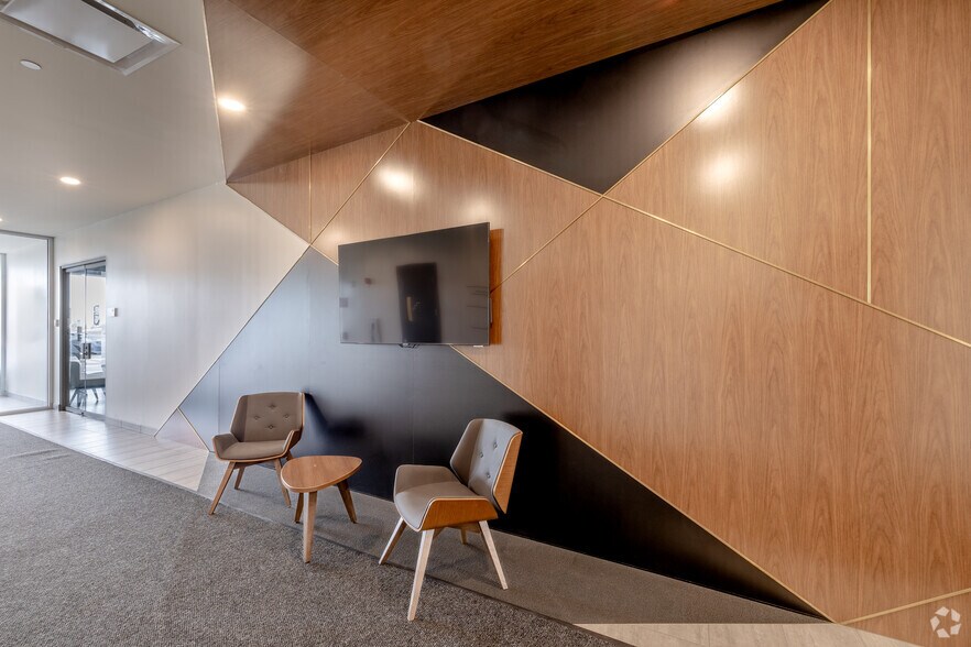 More Photos Of 551 Rue Louis-Blériot, Mascouche Office For Lease