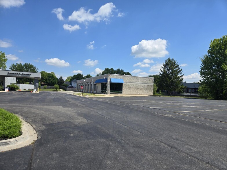 More Photos Of 1500 E Algonquin Rd, Algonquin Auto Repair For Lease
