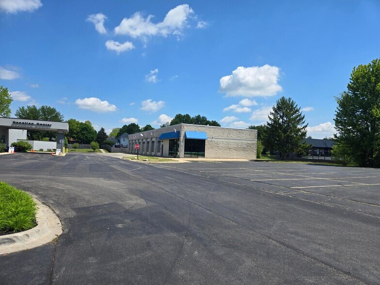 More Photos Of 1500 E Algonquin Rd, Algonquin Auto Repair For Lease