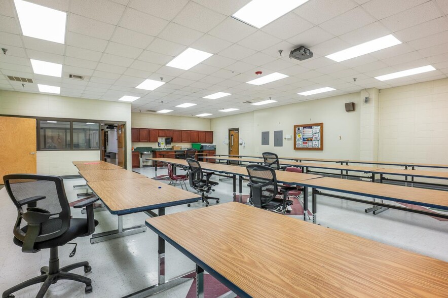 More Photos Of 1800 Harrodsburg Rd, Lexington Flex For Sale