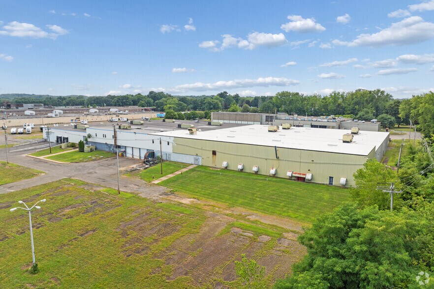 More Photos Of 92 Deerfield Rd, Windsor Unknown For Lease