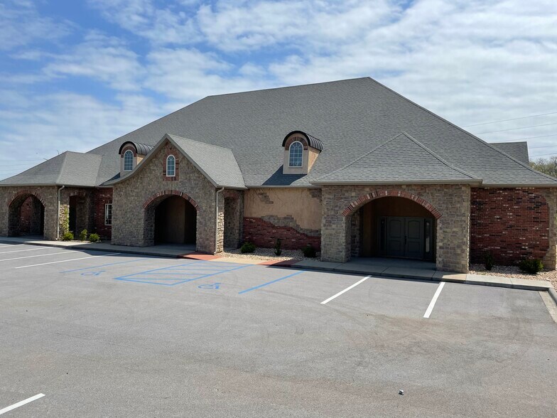 More Photos Of 844 W Guin Rd, Nixa Office For Lease