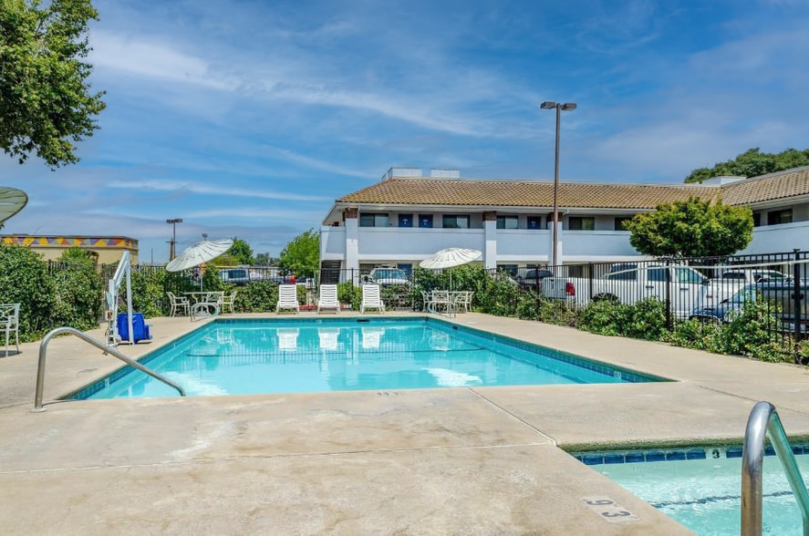 More Photos Of 825 E F St, Oakdale Hotel For Sale