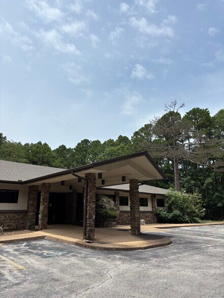 More Photos Of 600 Memorial Dr, Bella Vista Office For Lease