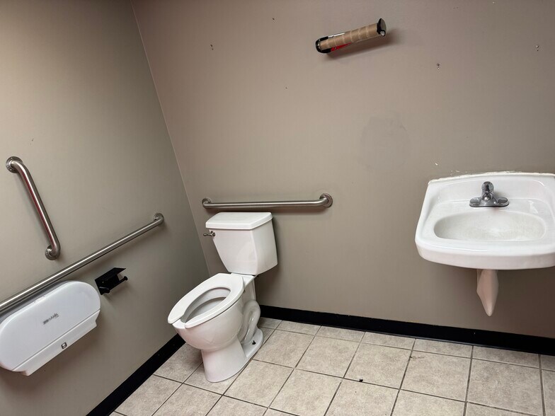 More Photos Of 127 SE 3rd St, Lees Summit Freestanding For Lease