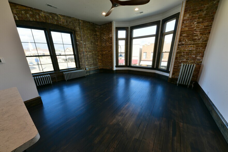 More Photos Of N88W16733 Appleton Ave, Menomonee Falls Flex For Sale
