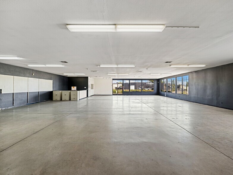 More Photos Of 13815 Park Ave, Victorville Warehouse For Lease