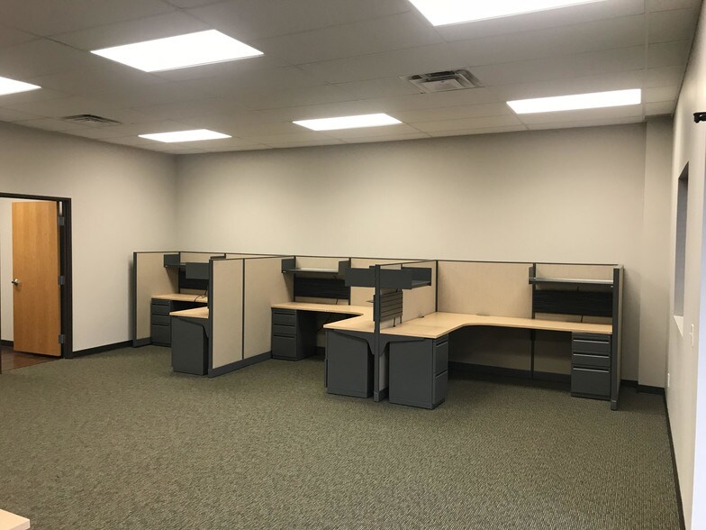 More Photos Of 15106-15118 Glenwood St, Overland Park Light Distribution For Sale