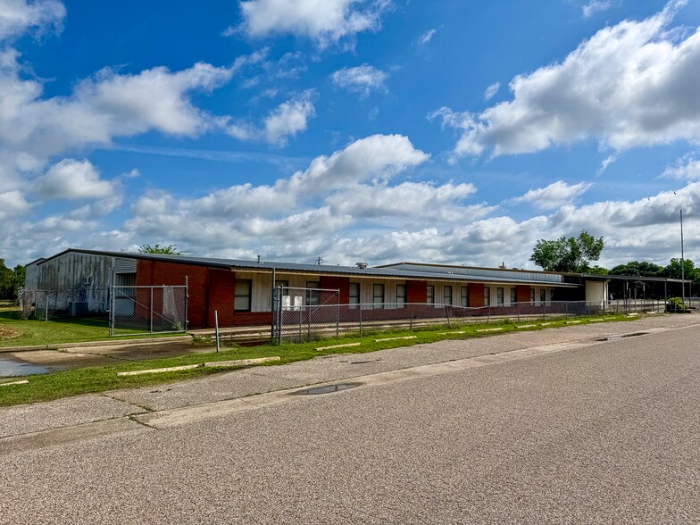 More Photos Of 300 W School St, Madisonville Light Distribution For Sale