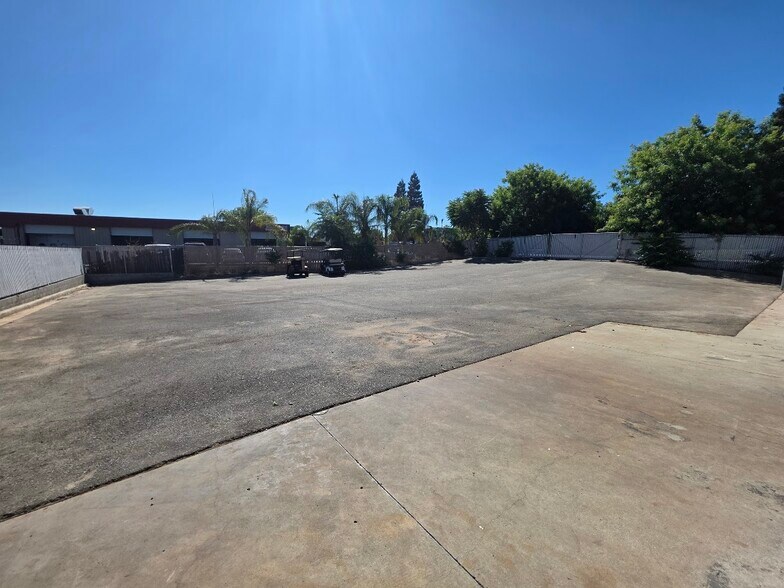 More Photos Of 500 Delano Dr, Oakdale Showroom For Lease