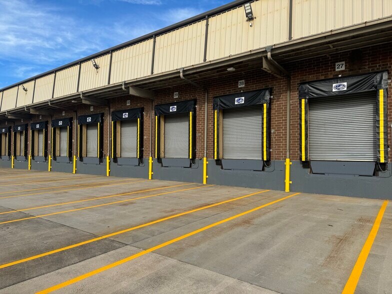 More Photos Of 7110 E Washington St, Mebane Distribution For Lease