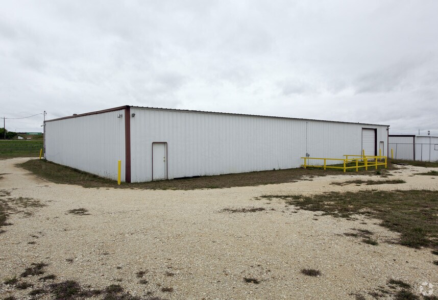 More Photos Of 3517 W Highway 90, Seguin Warehouse For Lease
