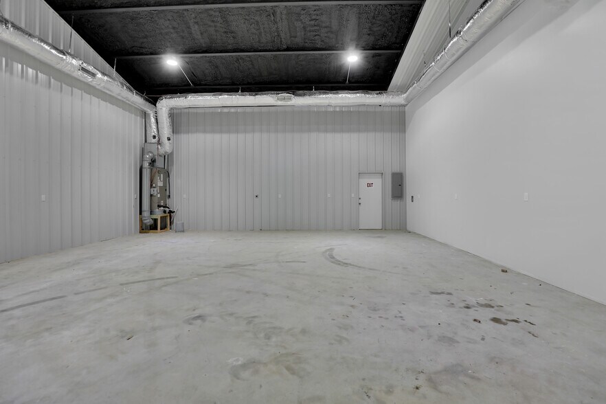 More Photos Of 14596 US Highway 75, Van Alstyne Flex For Lease