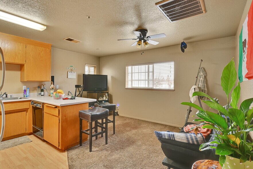 More Photos Of 1633 Starr Dr, Yuba City Service For Sale