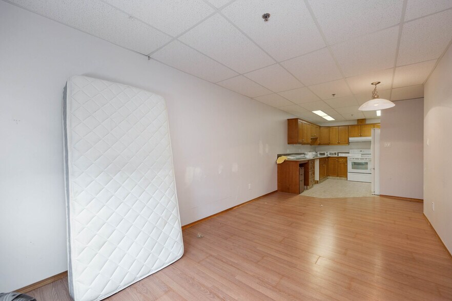 More Photos Of 105 Oak Crt, Anzac Warehouse For Sale