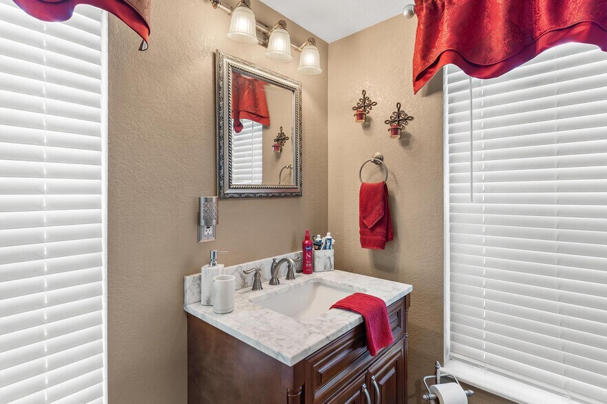 More Photos Of 1024 W Main St, Leesburg Storefront Retail Residential For Sale