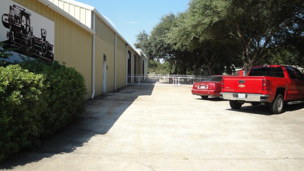 More Photos Of 27703 Calvert Rd, Tomball Warehouse For Lease
