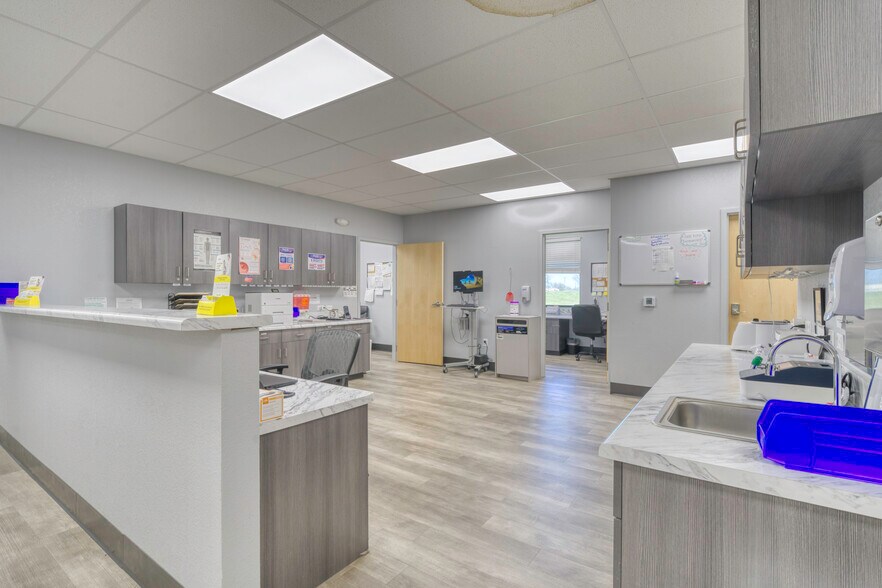 More Photos Of 2006 East Main, Madisonville Medical For Lease