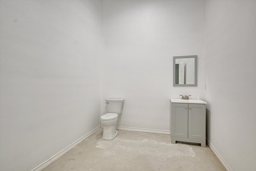 More Photos Of 10020 Darden Hill Rd, Austin Light Distribution For Lease