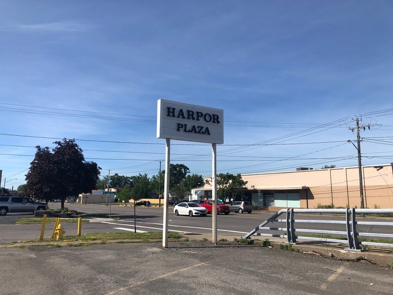 More Photos Of 2425 Hyde Park Blvd, Niagara Falls Freestanding For Lease