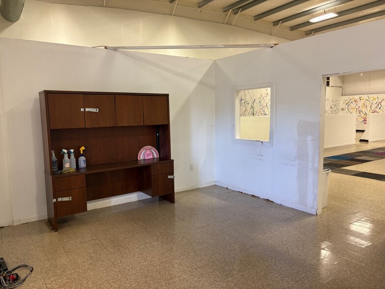More Photos Of 10112 Royal Dr, Saint Louis Schools For Lease