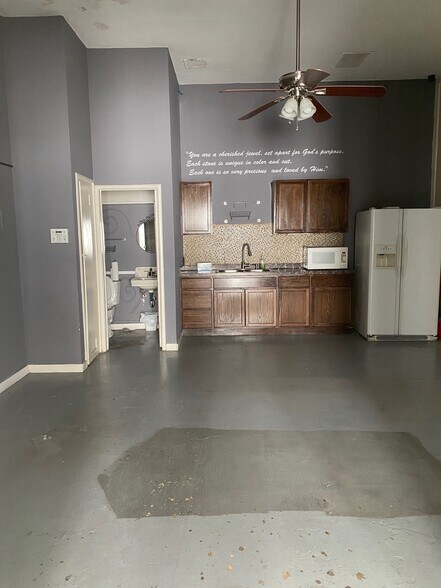 More Photos Of 1124-1140 E Pacific Coast Hwy, Long Beach Storefront For Lease