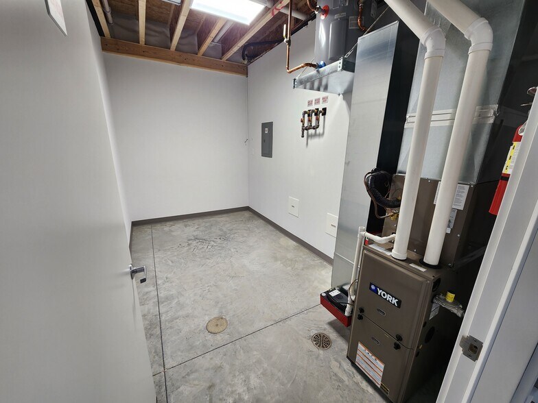 More Photos Of 9663 230th Ave, Anamosa Warehouse For Lease