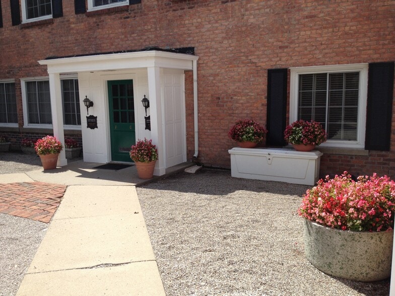 More Photos Of 377 Fisher Rd, Grosse Pointe Farms Storefront Retail Office For Lease
