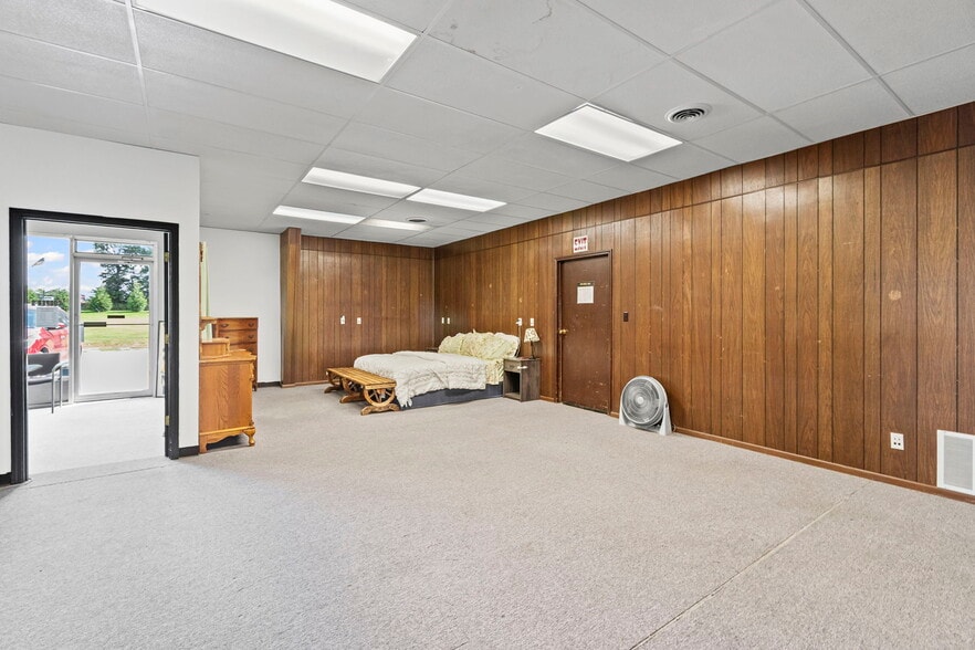 More Photos Of 3160 W Arrow St, Marshall Flex For Sale