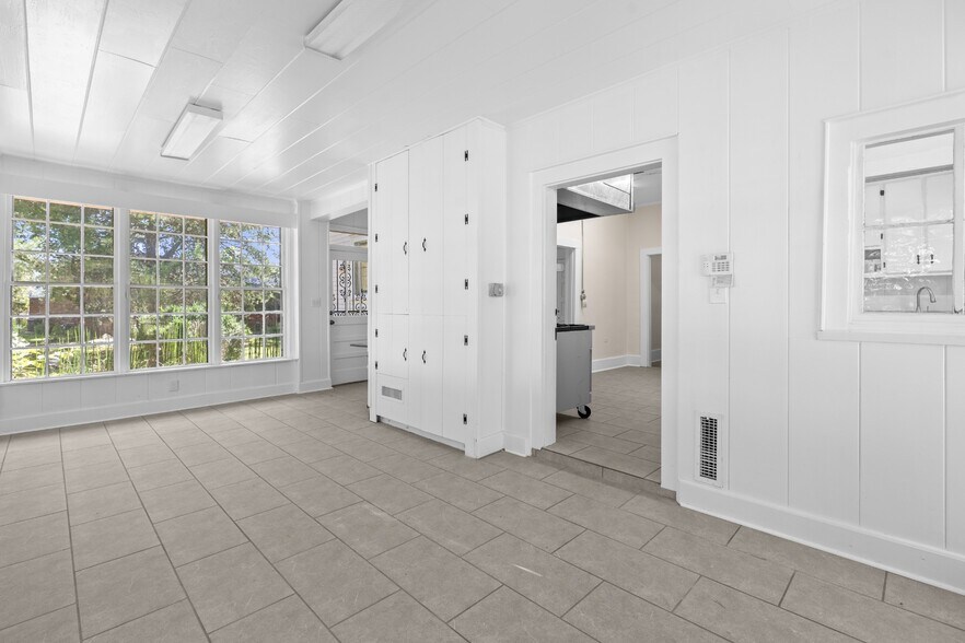 More Photos Of 219 Old Mill Rd, Winchester Office For Sale