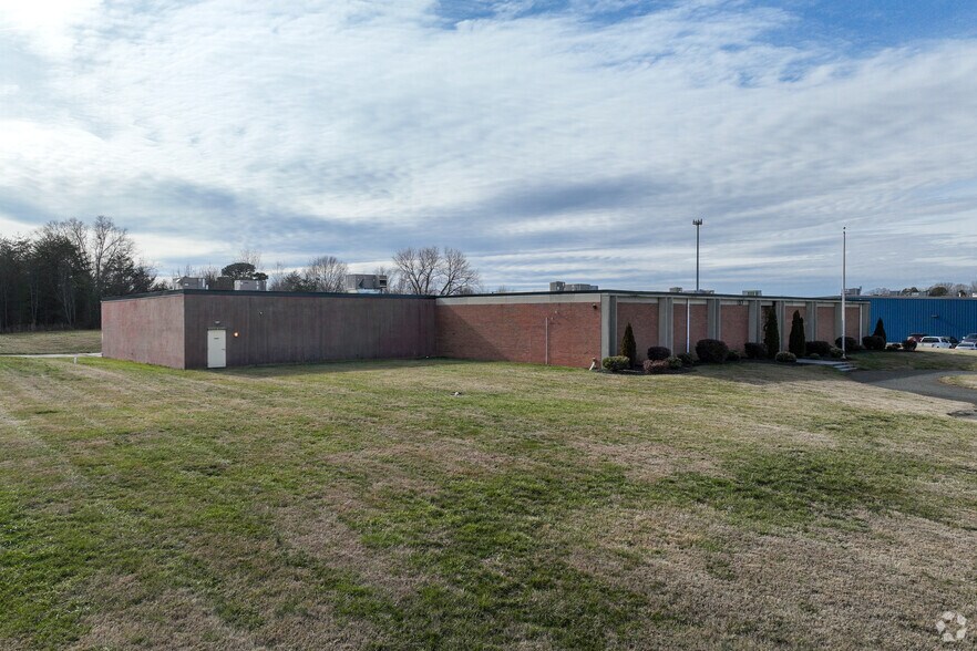 More Photos Of 157 Industrial Dr, King Warehouse For Lease